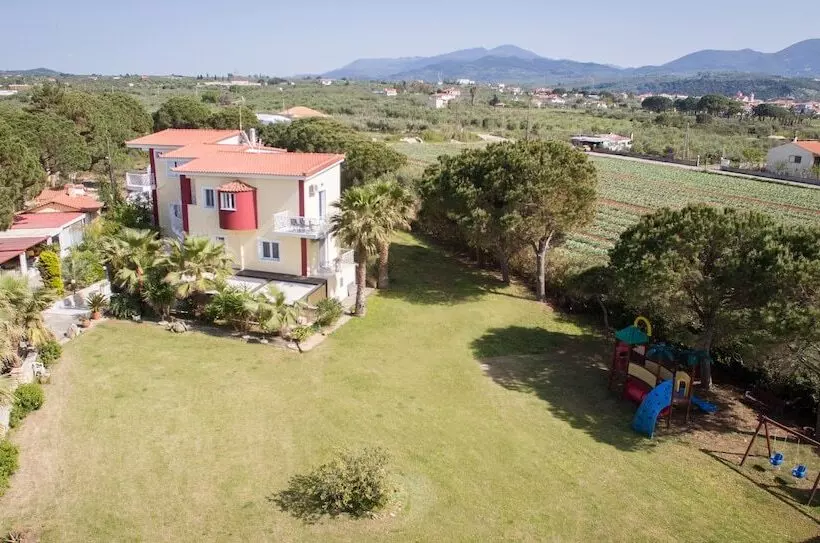 בית מלון כפרי Irida Beach Resort Suites