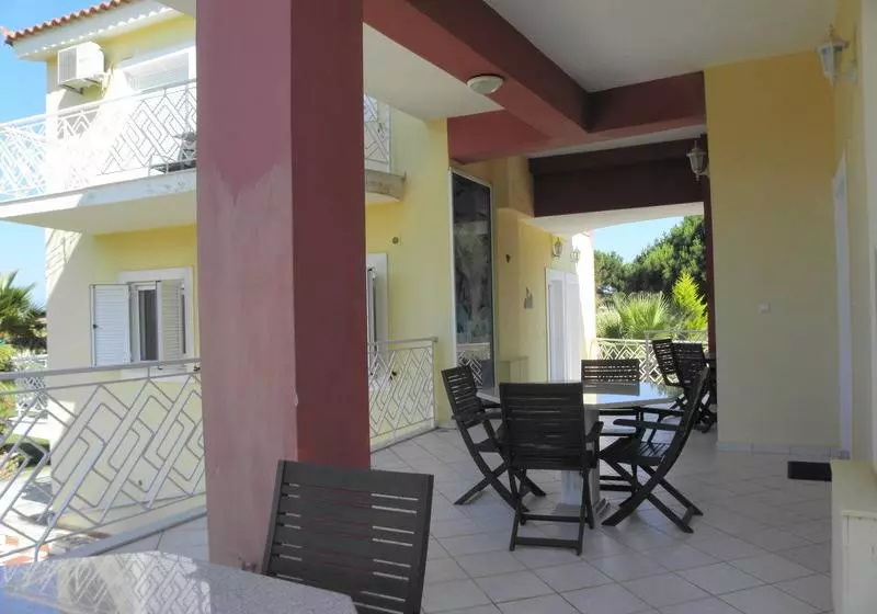 בית מלון כפרי Irida Beach Resort Suites