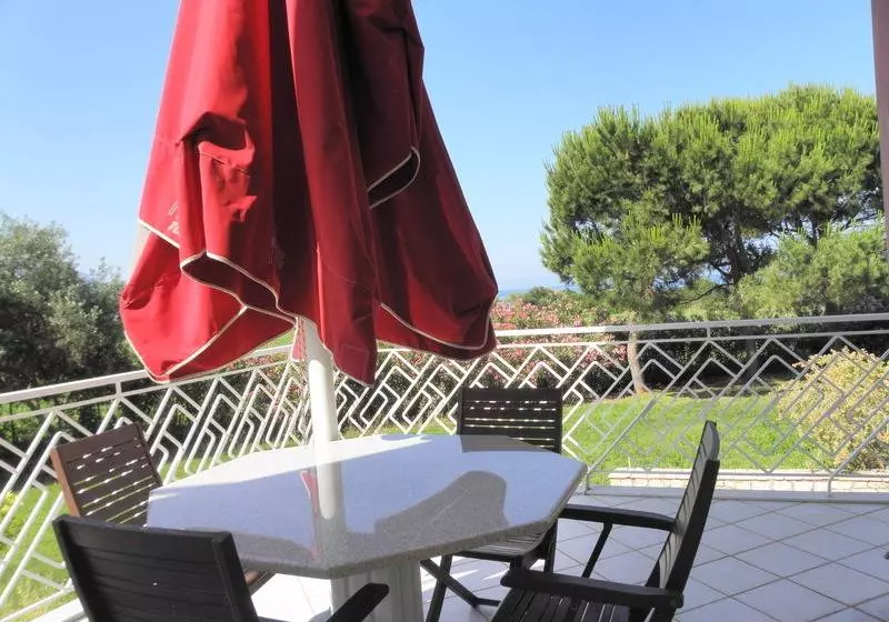 בית מלון כפרי Irida Beach Resort Suites