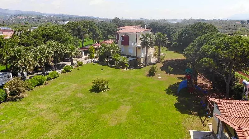 בית מלון כפרי Irida Beach Resort Suites