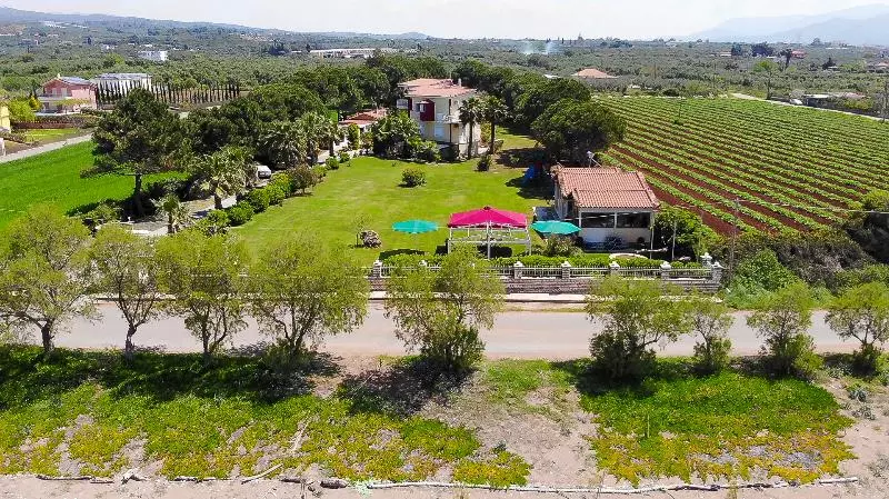 בית מלון כפרי Irida Beach Resort Suites