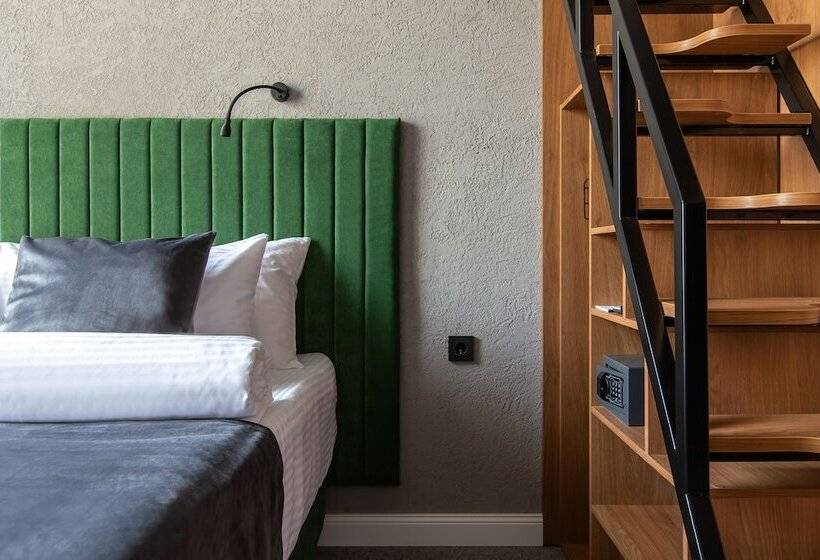 Hotel Q Block Capsule