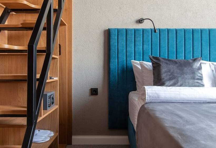 Hotel Q Block Capsule