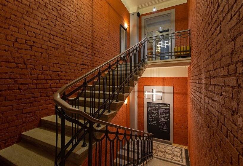 Hotel Q Block Capsule