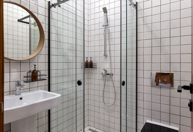 Hotel Q Block Capsule