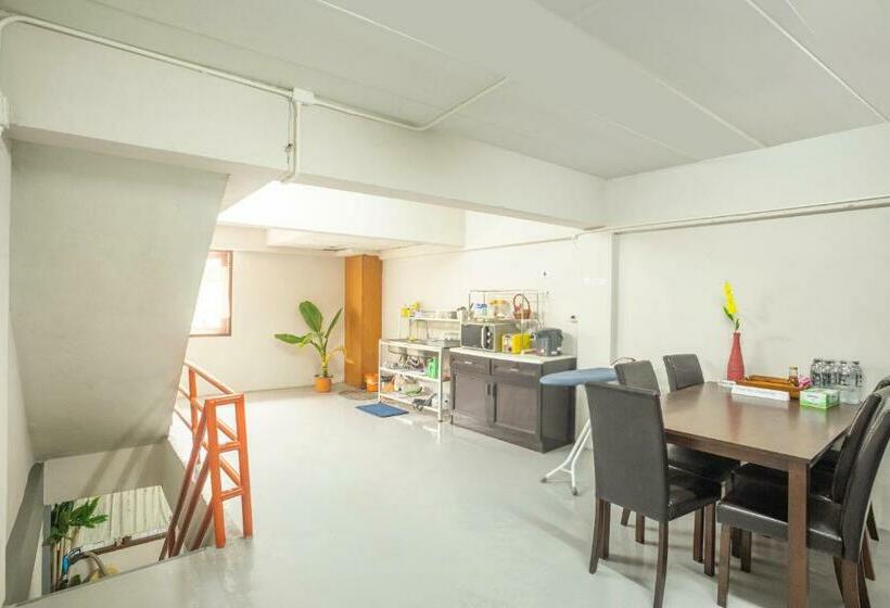 בית מלון כפרי Oyo 723 Lamphun Hostel