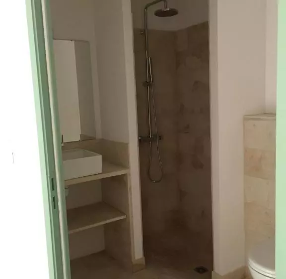 Hotelli Logis Hôtel Les Tilleuls