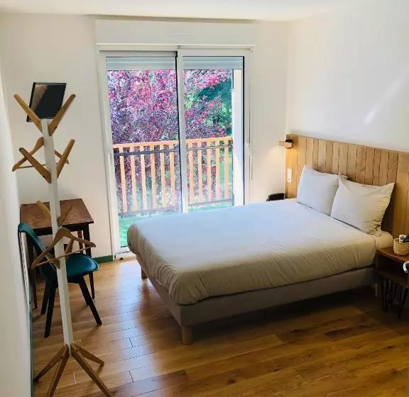 Hotelli Logis Hôtel Les Tilleuls