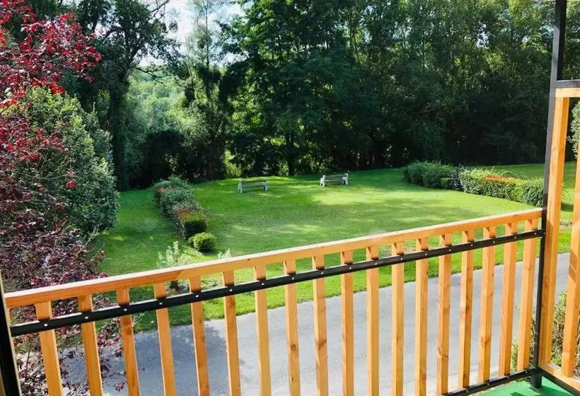 Hotelli Logis Hôtel Les Tilleuls