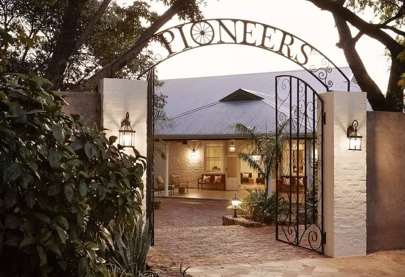 هتل Pioneers