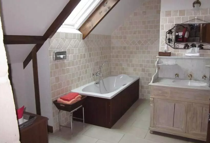 酒店 Hôtel Le Manoir De Mathan Crépon à La Campagne 5 Mn D Arromanches Et 10 Mn De Bayeux