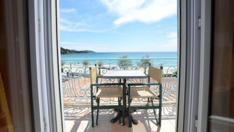 هتل Les Flots Bleus