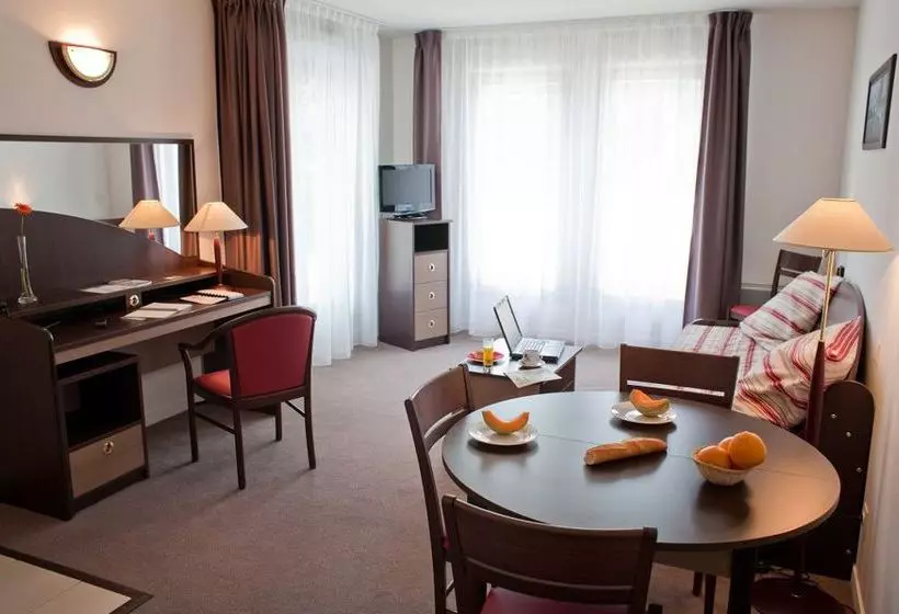 Comfort Suites Le Port Marly Paris Ouest