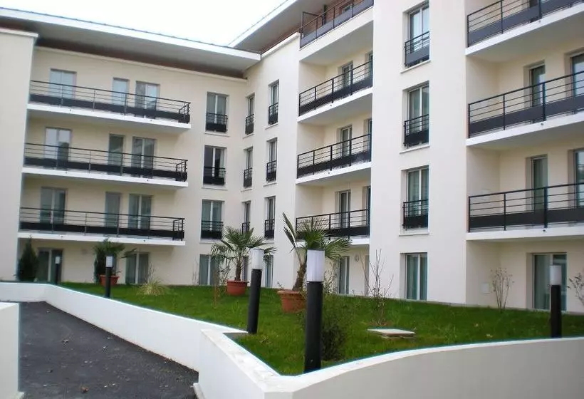 Comfort Suites Le Port Marly Paris Ouest