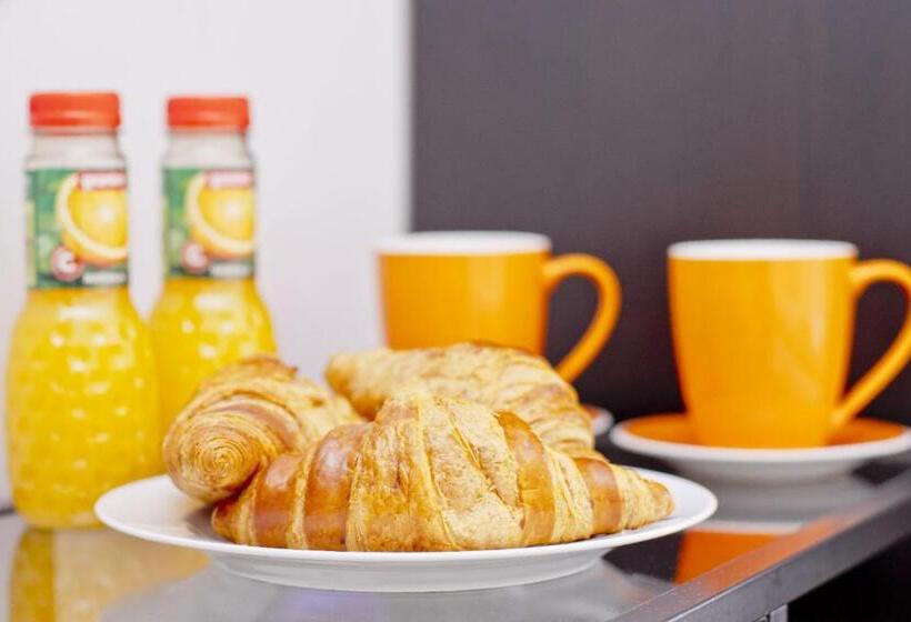 Отель Barcelona City