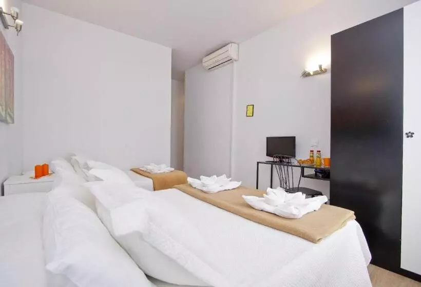 Отель Barcelona City