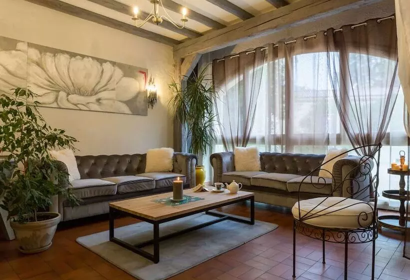 هتل Logis Hôtel Médiéval, Montélimar Nord