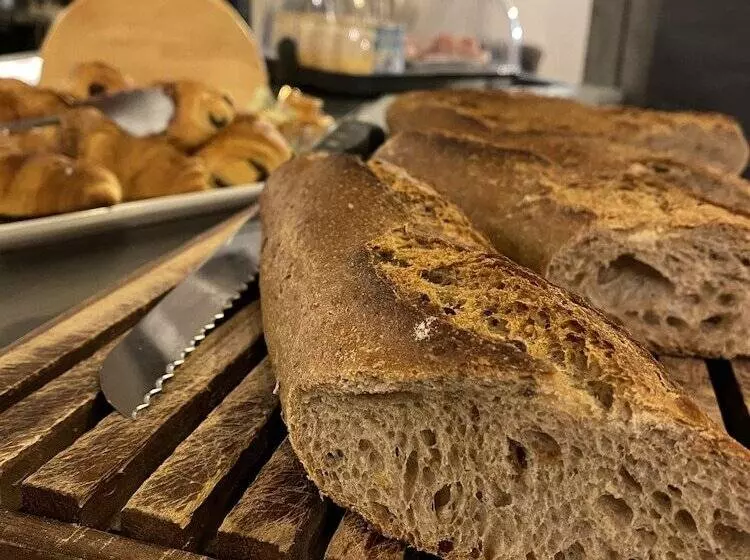 هتل Logis Hôtel Médiéval, Montélimar Nord