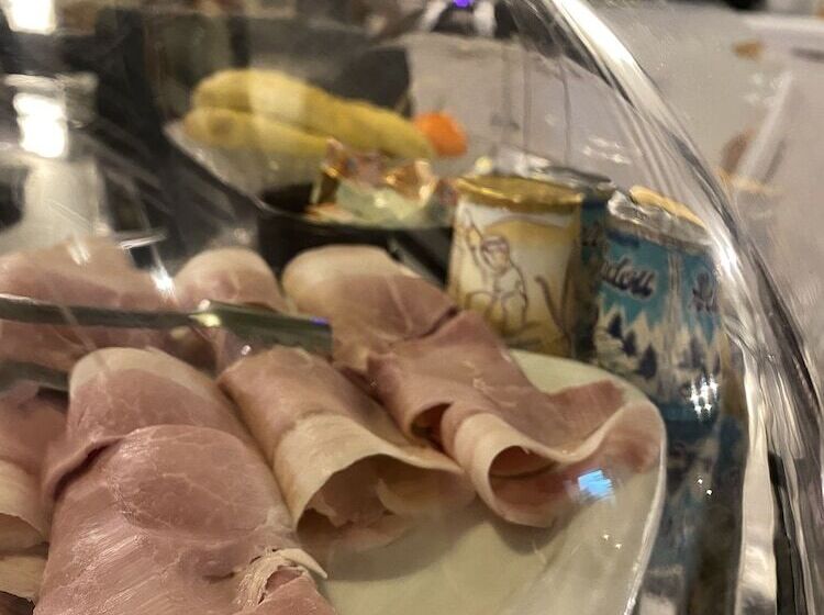 فندق Logis Hôtel Médiéval, Montélimar Nord