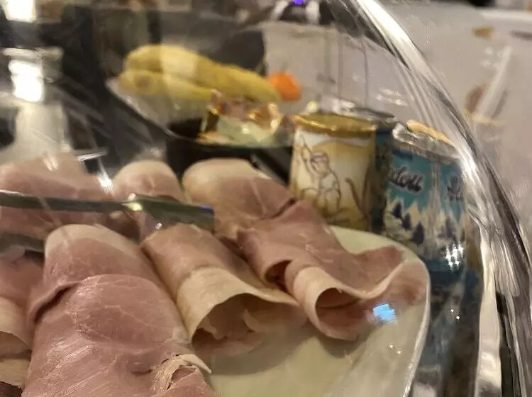 هتل Logis Hôtel Médiéval, Montélimar Nord