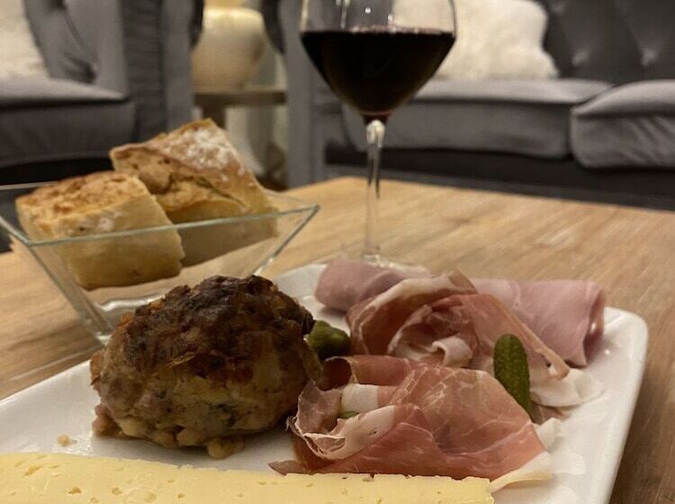 فندق Logis Hôtel Médiéval, Montélimar Nord