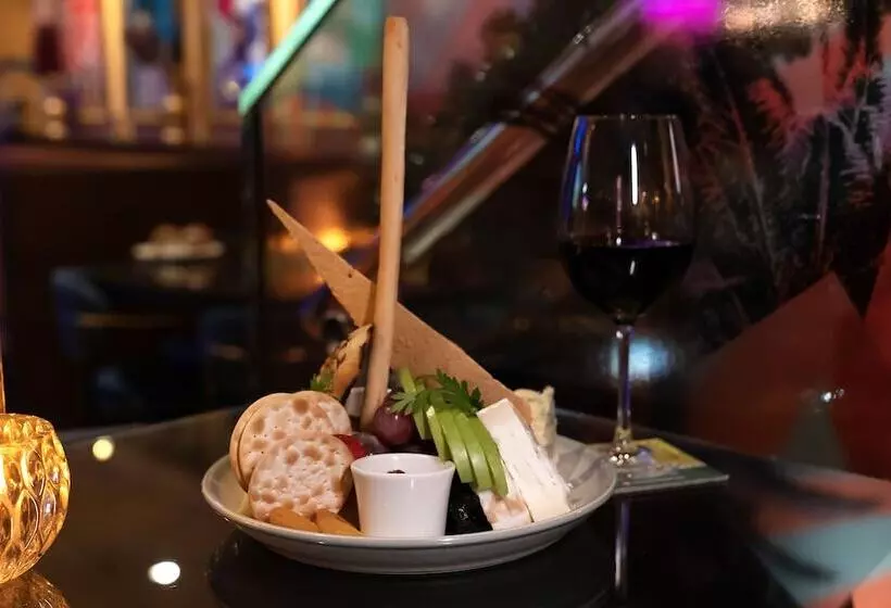 Отель Voco Bonnington Dubai, An Ihg