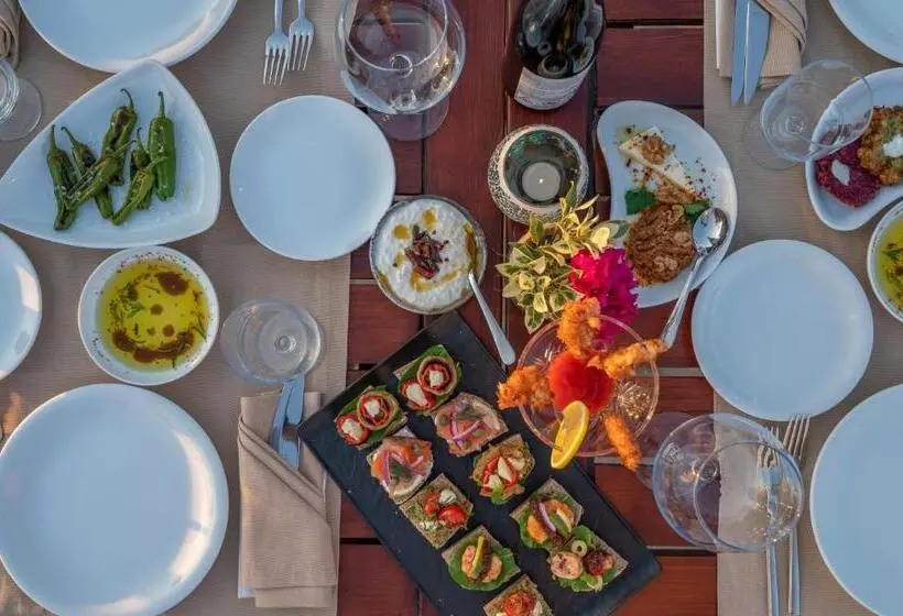 4reasons Hotel + Bistro | 12+