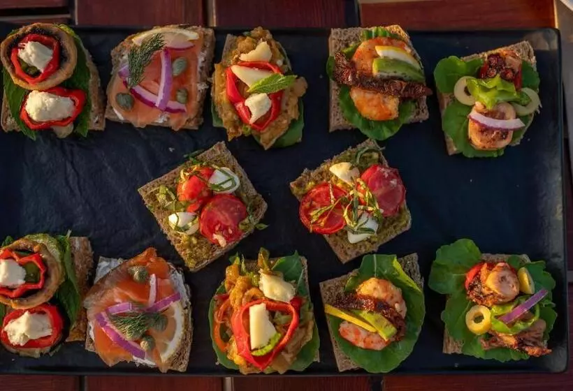 4reasons Hotel + Bistro | 12+