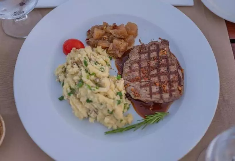 4reasons Hotel + Bistro | 12+