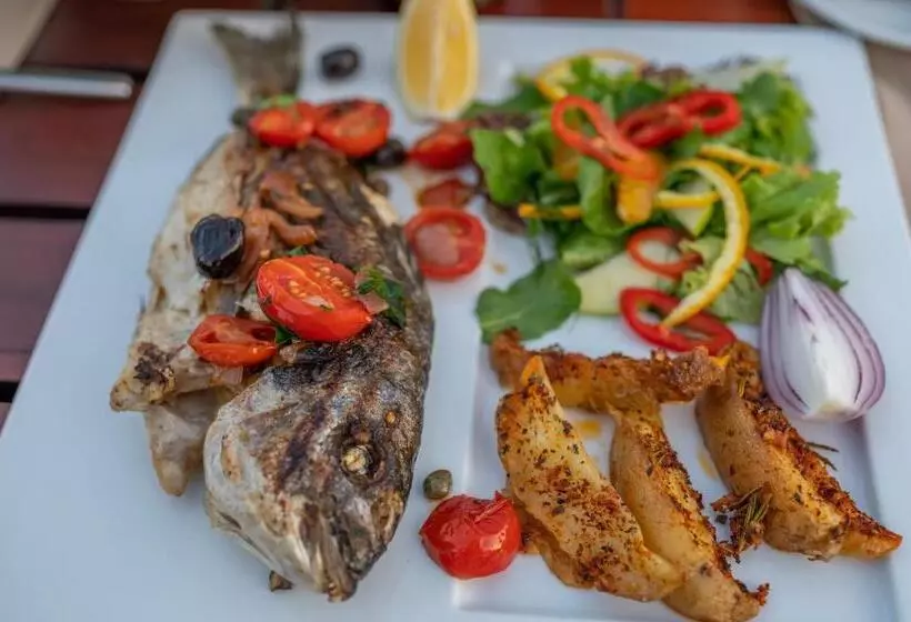 4reasons Hotel + Bistro | 12+