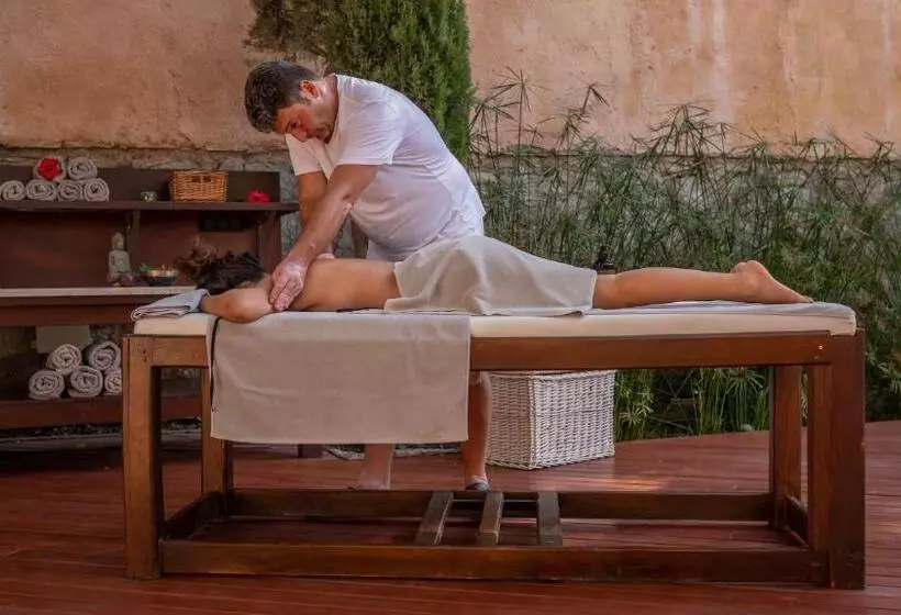 4reasons Hotel + Bistro | 12+