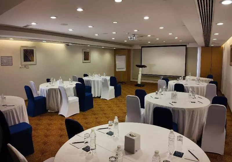 هتل Golden Tulip Muscat