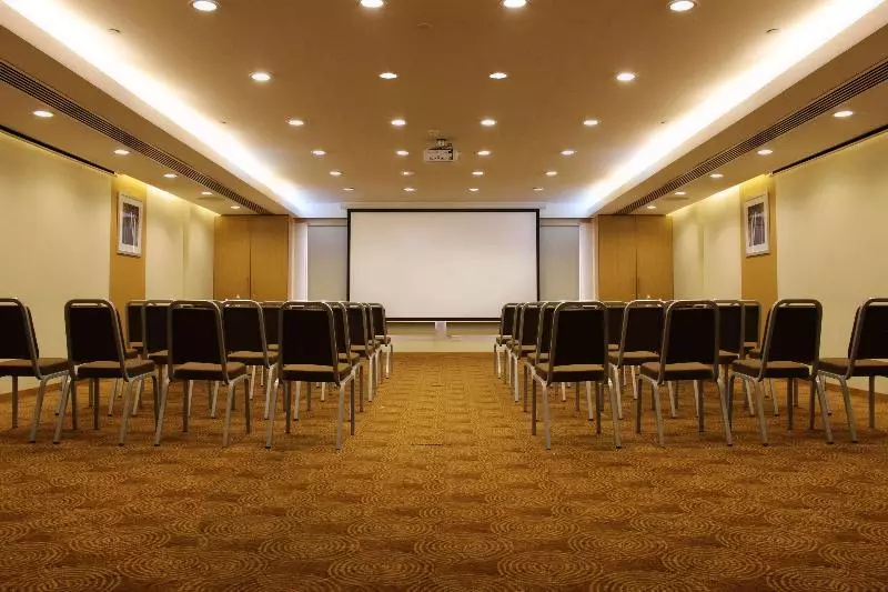 هتل Golden Tulip Muscat