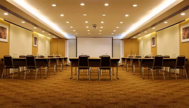 هتل Golden Tulip Muscat