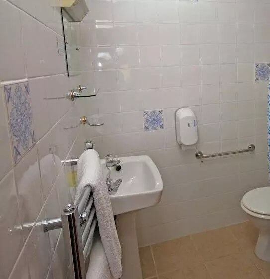 Pine Lodge Guest House