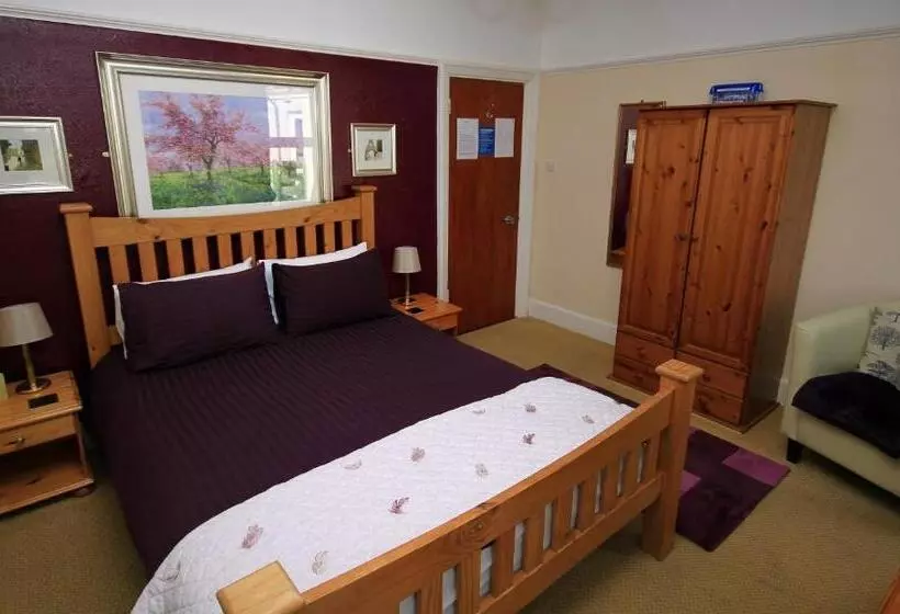 Pine Lodge Guest House