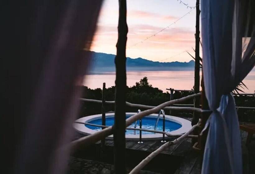 Lovely Cottage With Sea Views In Selca, Croatia