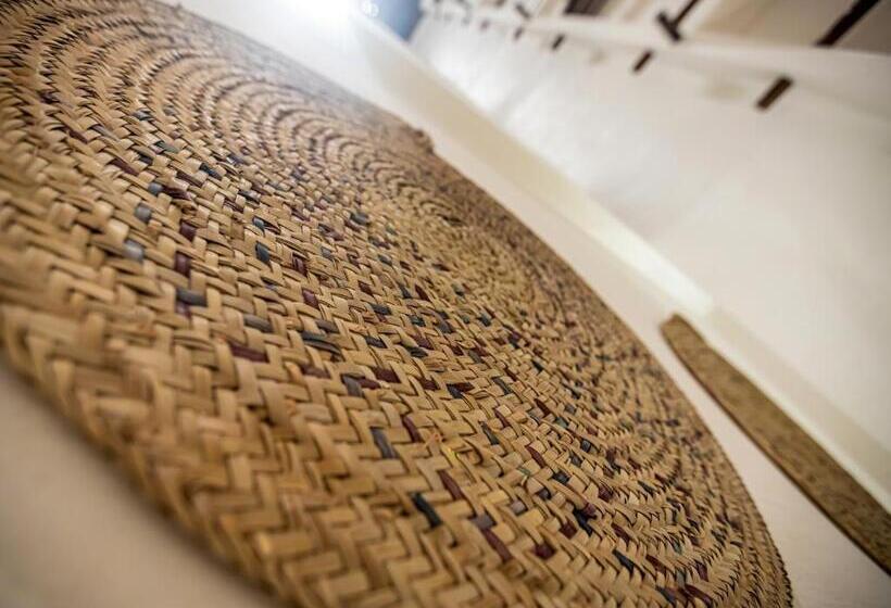 Отель Super 8 By Wyndham Dubai Deira