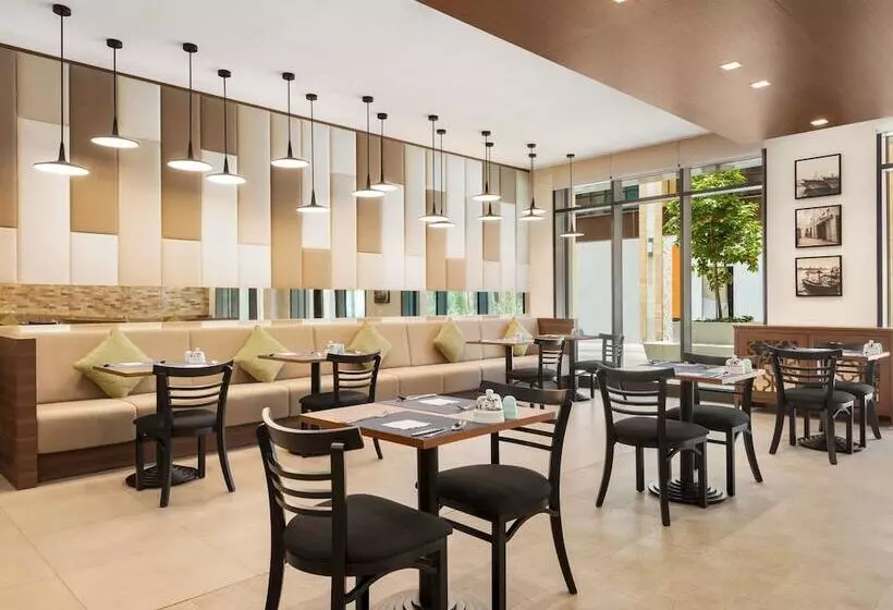 Hotelli Super 8 By Wyndham Dubai Deira