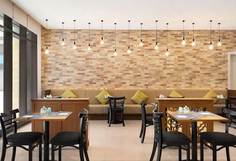Hotelli Super 8 By Wyndham Dubai Deira