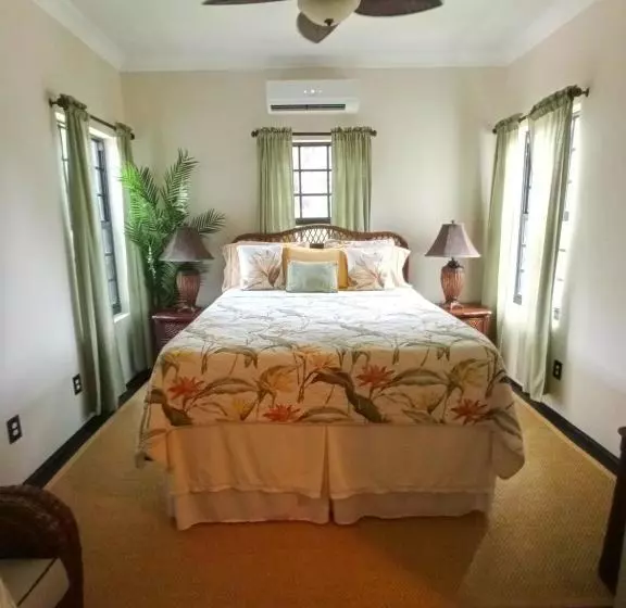 هاستل The Pilot House