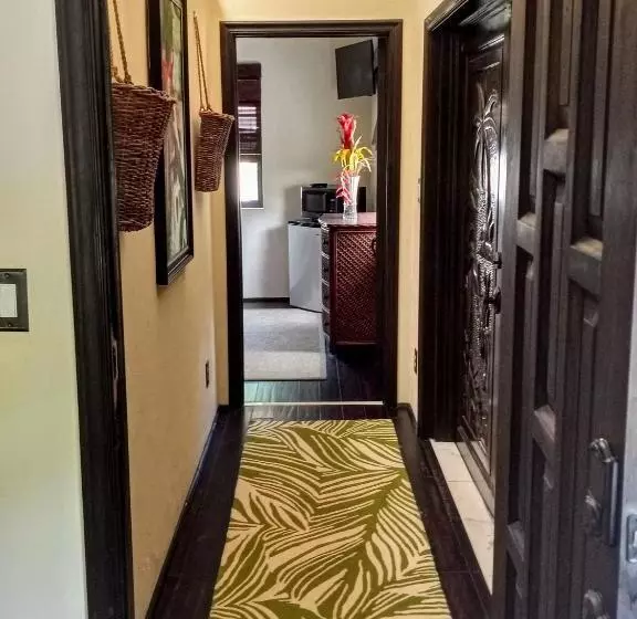 هاستل The Pilot House