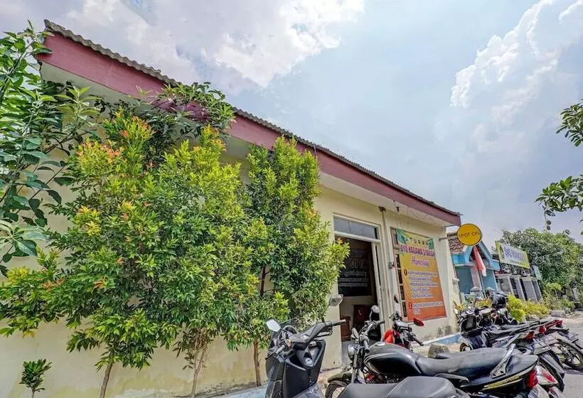 Hotelli Spot On 90586 Hagawa Syariah Homestay