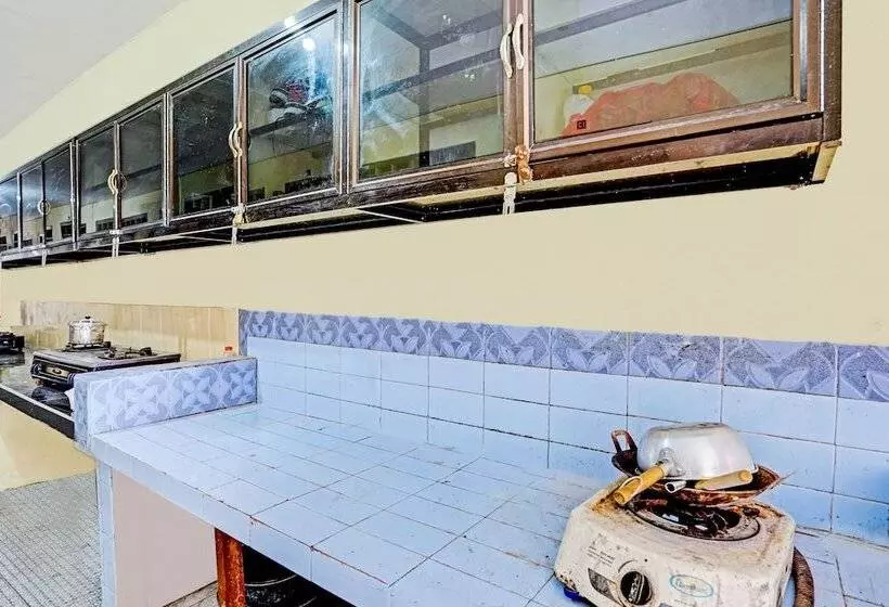 Hotelli Spot On 90586 Hagawa Syariah Homestay