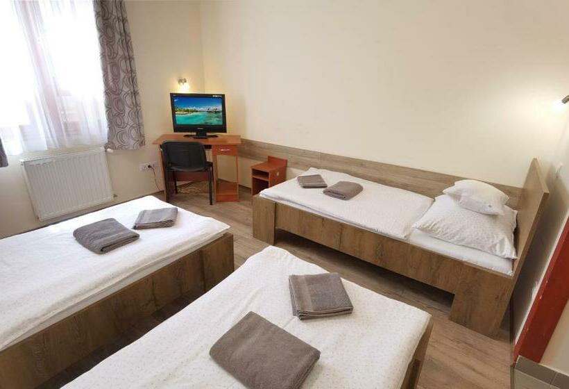 ベッドアンドブレックファースト Kamilla Panzió és Rendezvényház