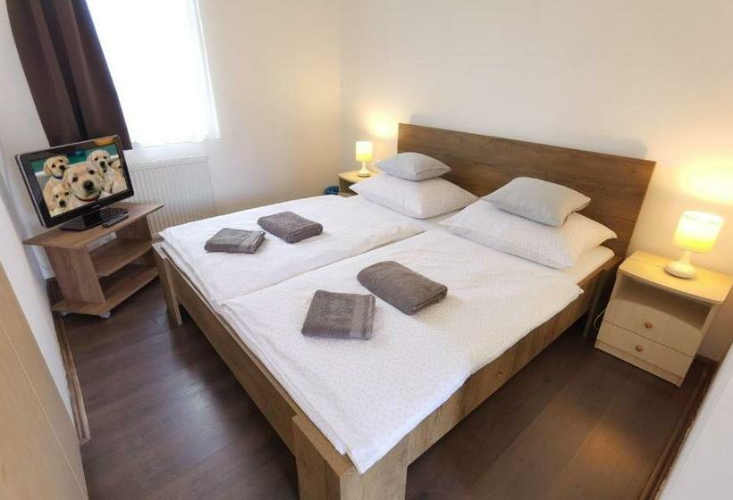 ベッドアンドブレックファースト Kamilla Panzió és Rendezvényház