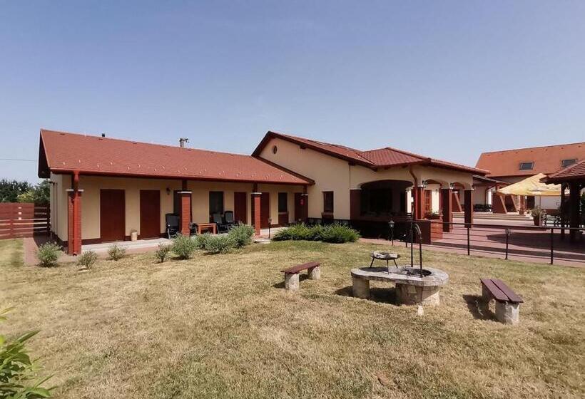 ベッドアンドブレックファースト Kamilla Panzió és Rendezvényház