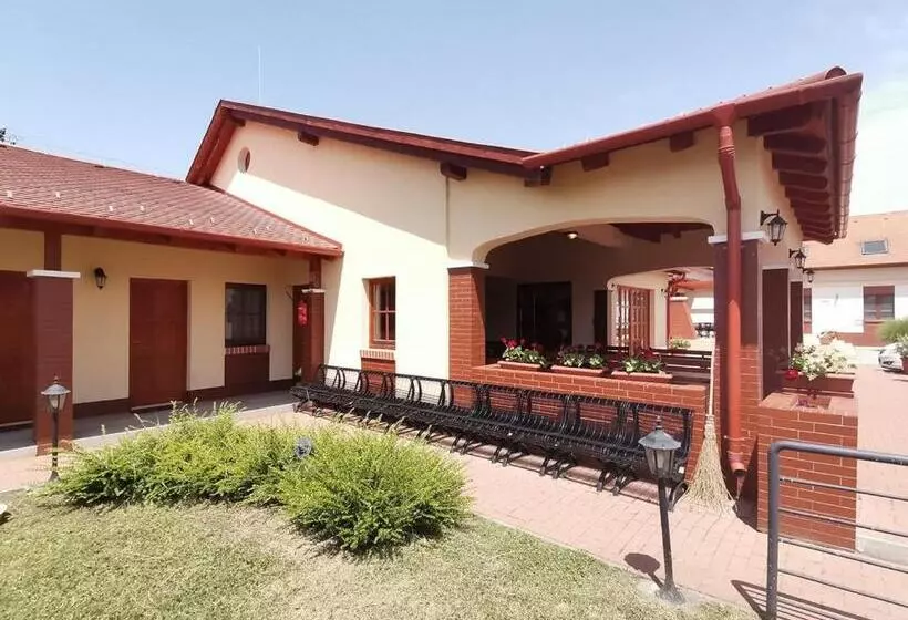 Aamiaismajoitus (B&B) Kamilla Panzió és Rendezvényház