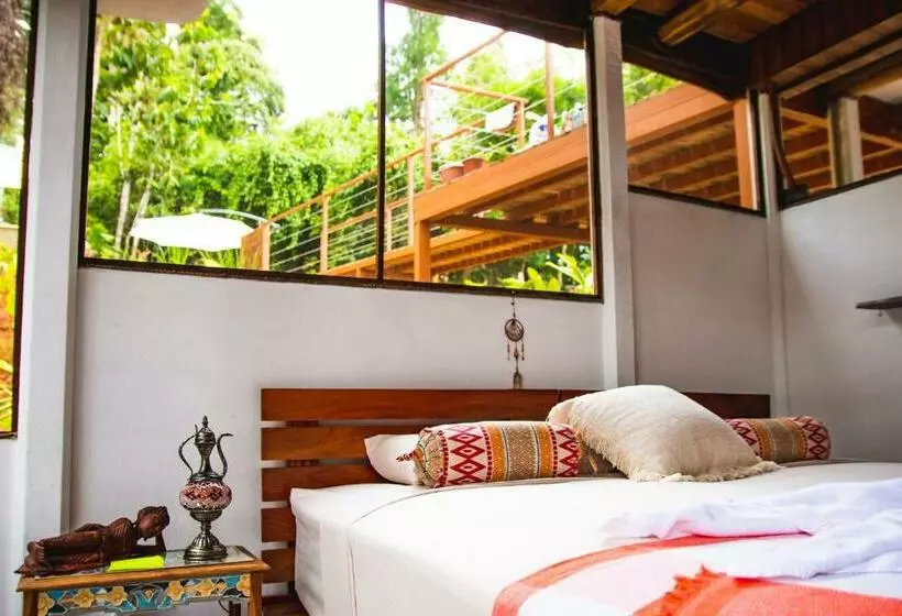 تختخواب و صبحانه Oasis Uvita