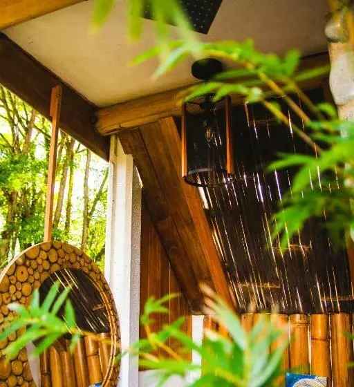 تختخواب و صبحانه Oasis Uvita